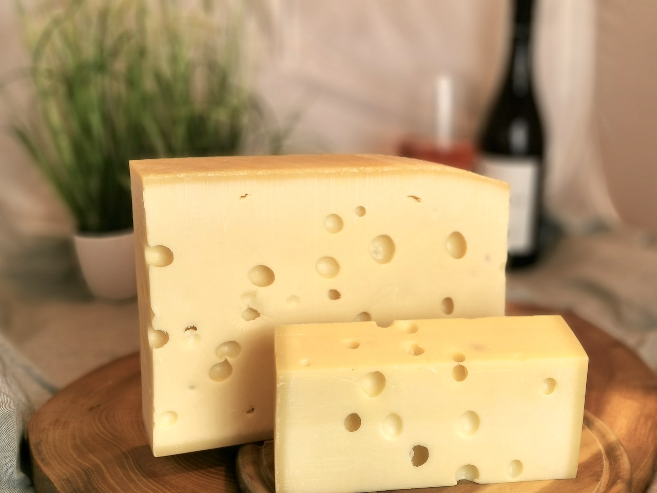 EMMENTALER MIT SALZTRÄNEN - Schweizer Hartkäse 14 Monate gereift